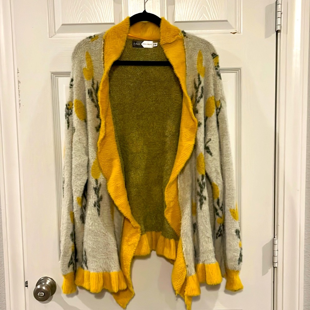 Super soft sweater cardigan with yellow flowers, L, EUC